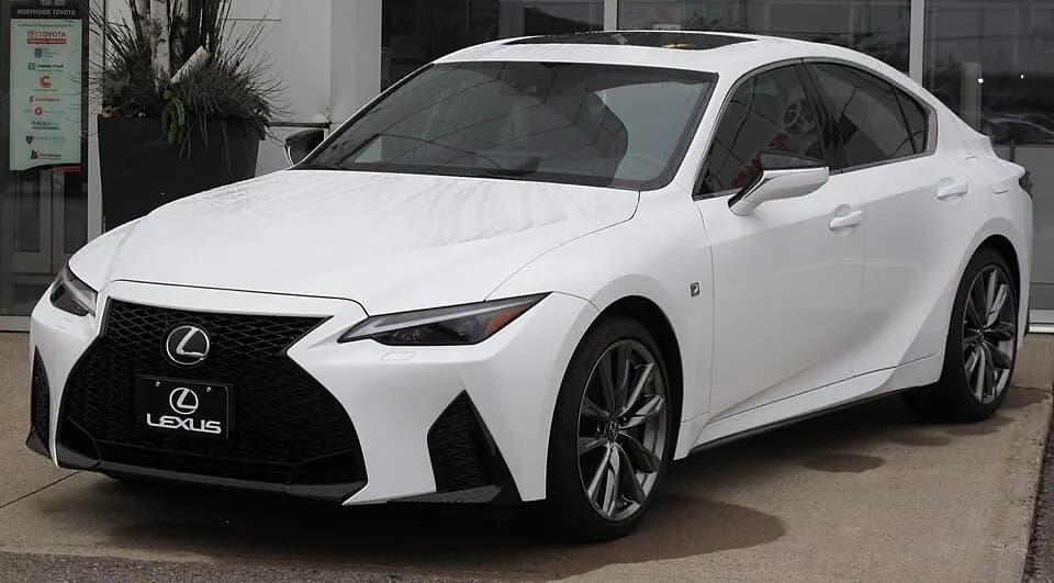Lexus IS из Японии: спортивный седан за разумные деньги в 2026