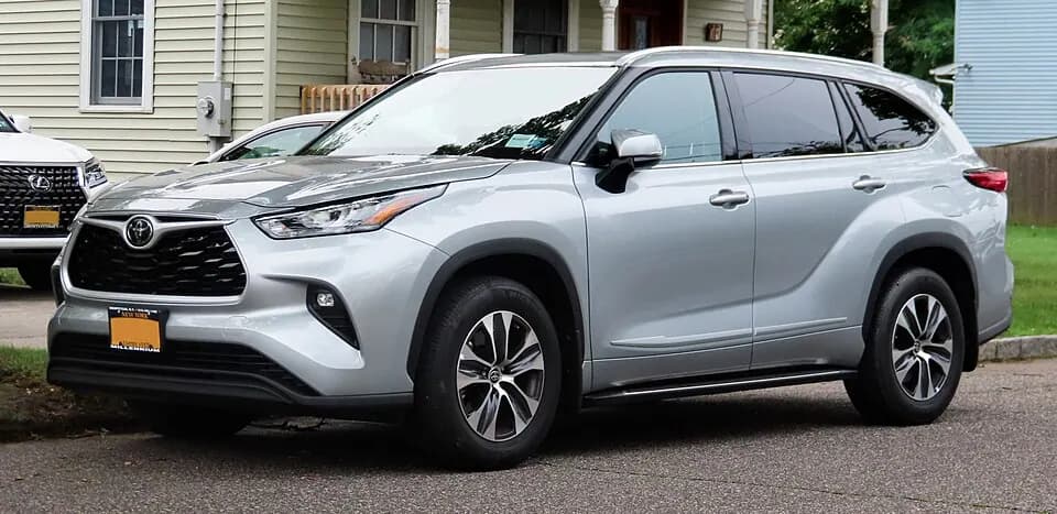 Toyota Highlander — фото 1