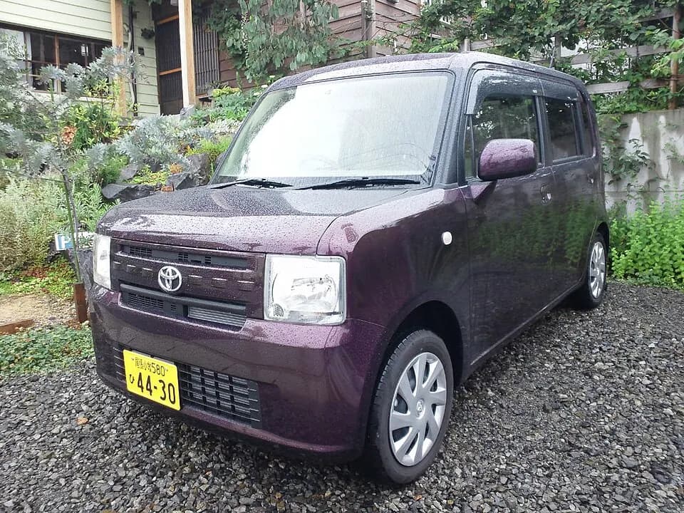 Toyota Pixis Space LA300