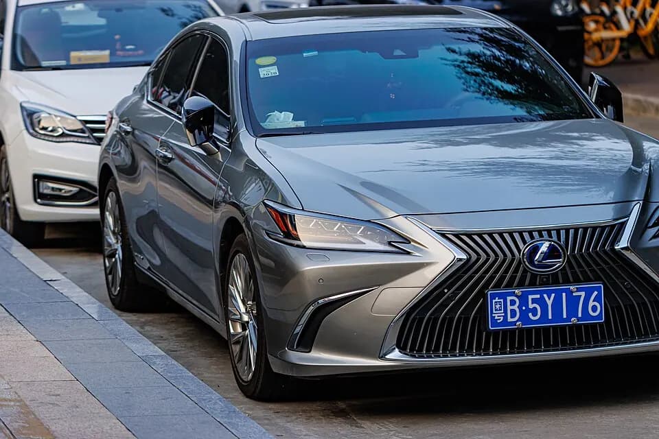 Lexus ES 300h — фото 1