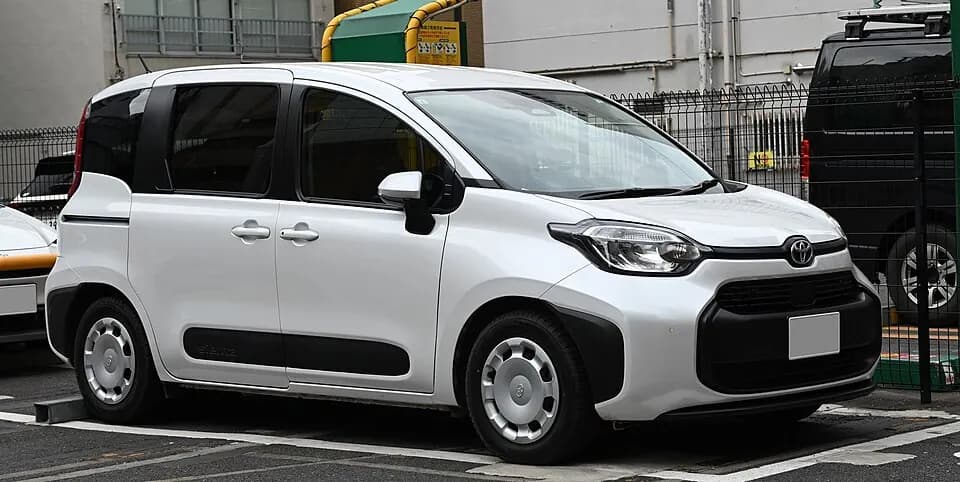 Toyota Sienta — фото 1