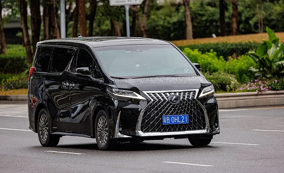 Lexus LM 300h