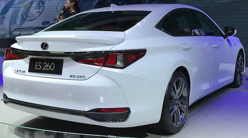 Lexus ES XV70 — фото 1