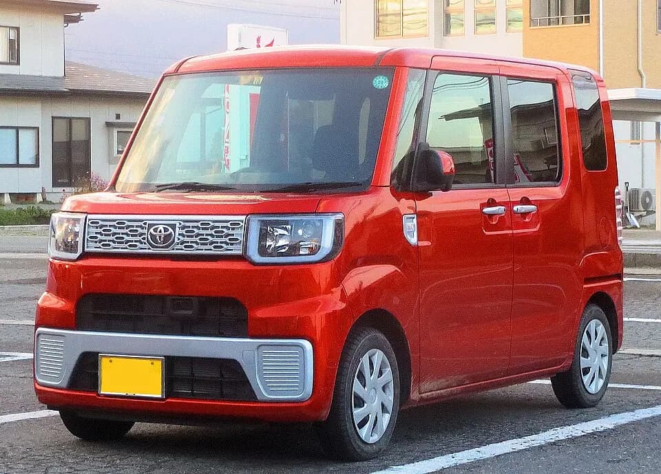 Toyota Pixis Mega LA700