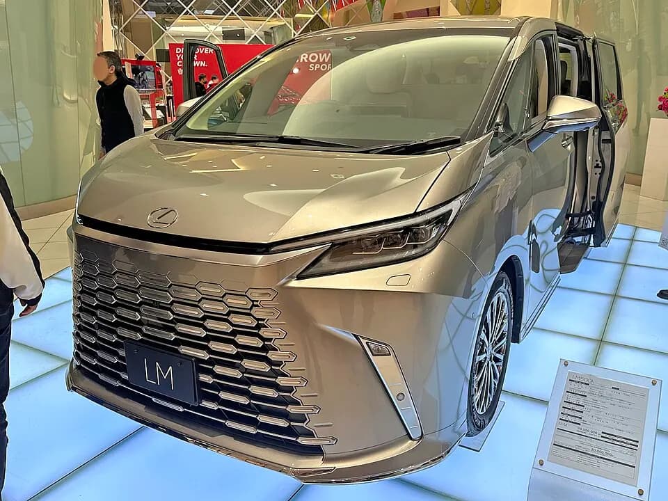 Lexus LM 500h — фото 1