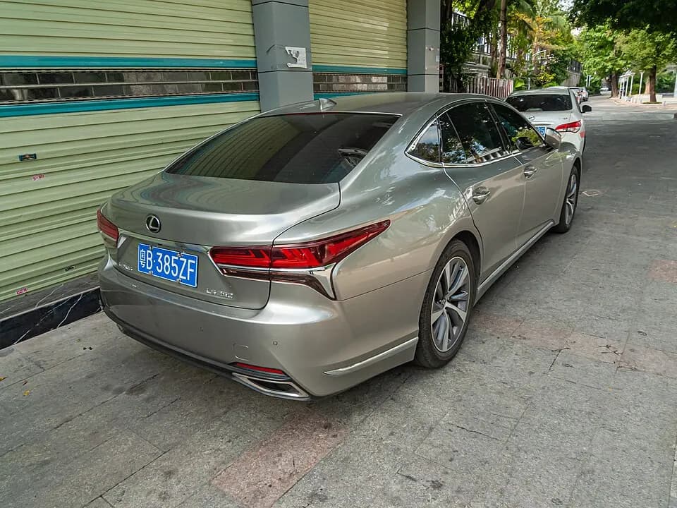 Lexus LS XVF50 — фото 1