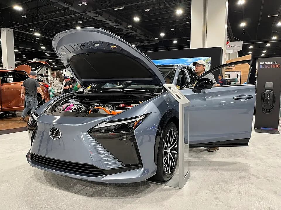Lexus RZ XE10 — фото 1