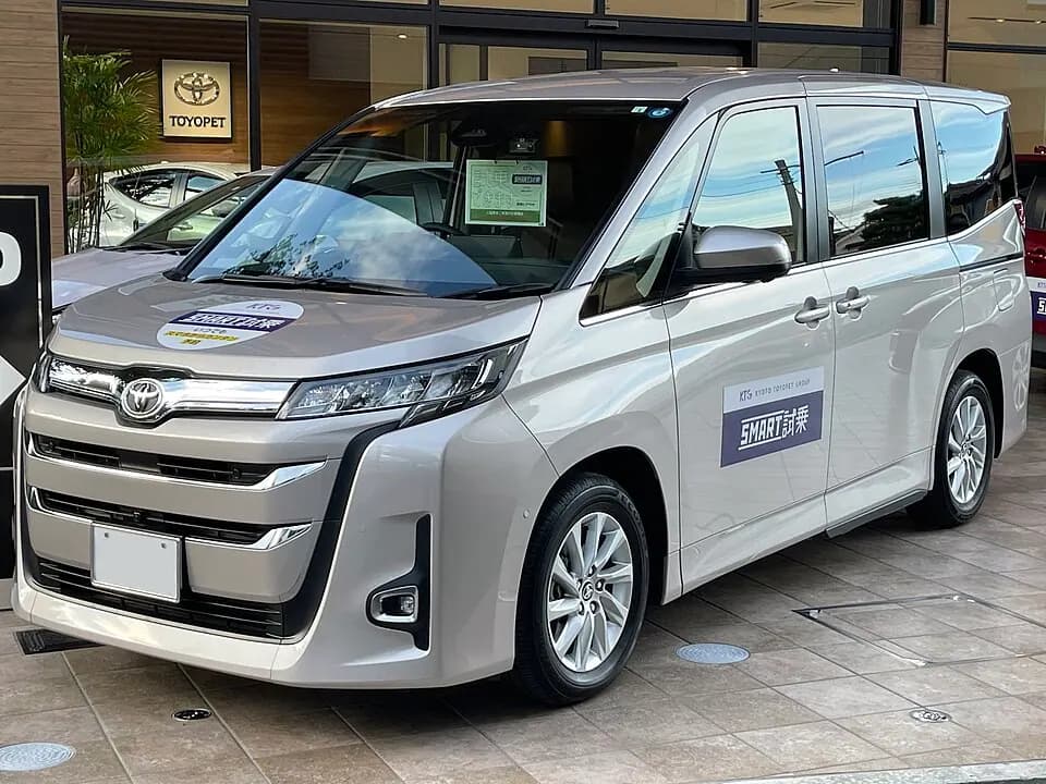 Toyota Noah MZRA90