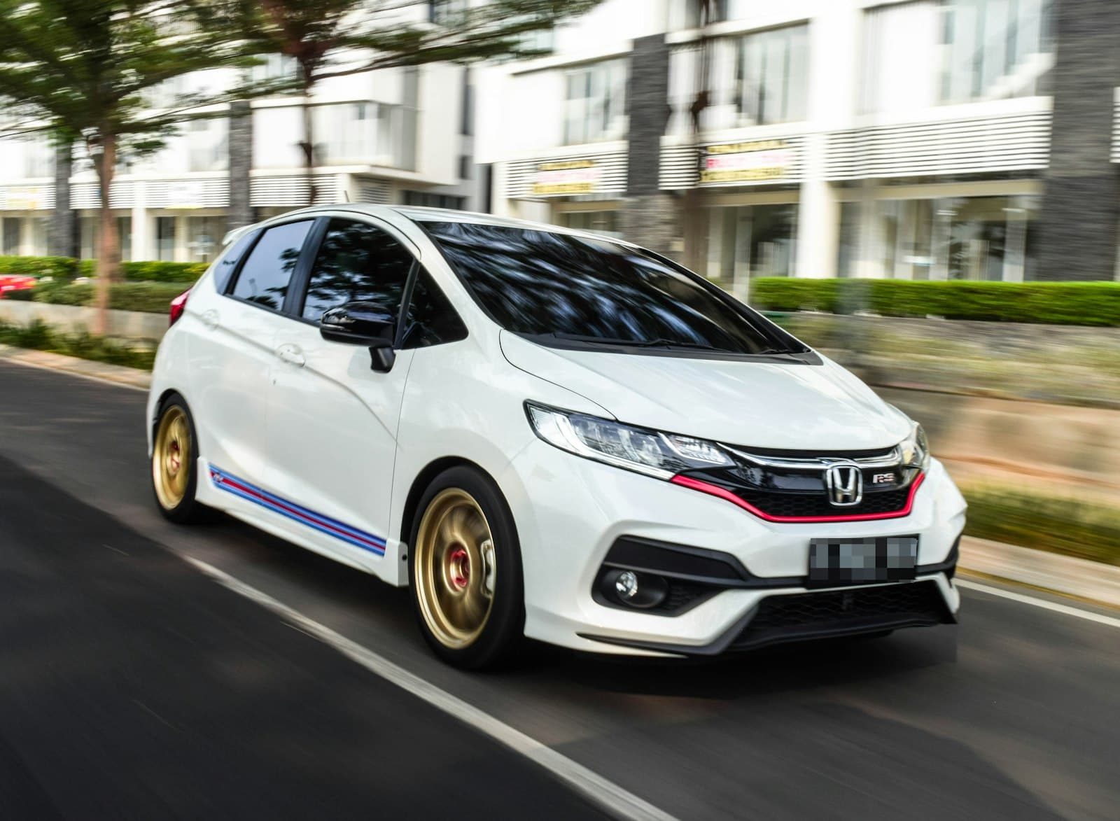 Toyota Aqua из Японии: самый доступный гибрид с пробегом